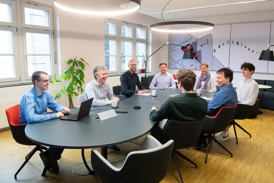Mitarbeitende während eines Meetings im Konferenzraum