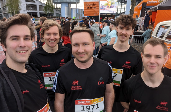 Mitarbeitende bei einem Firmenlauf-Event